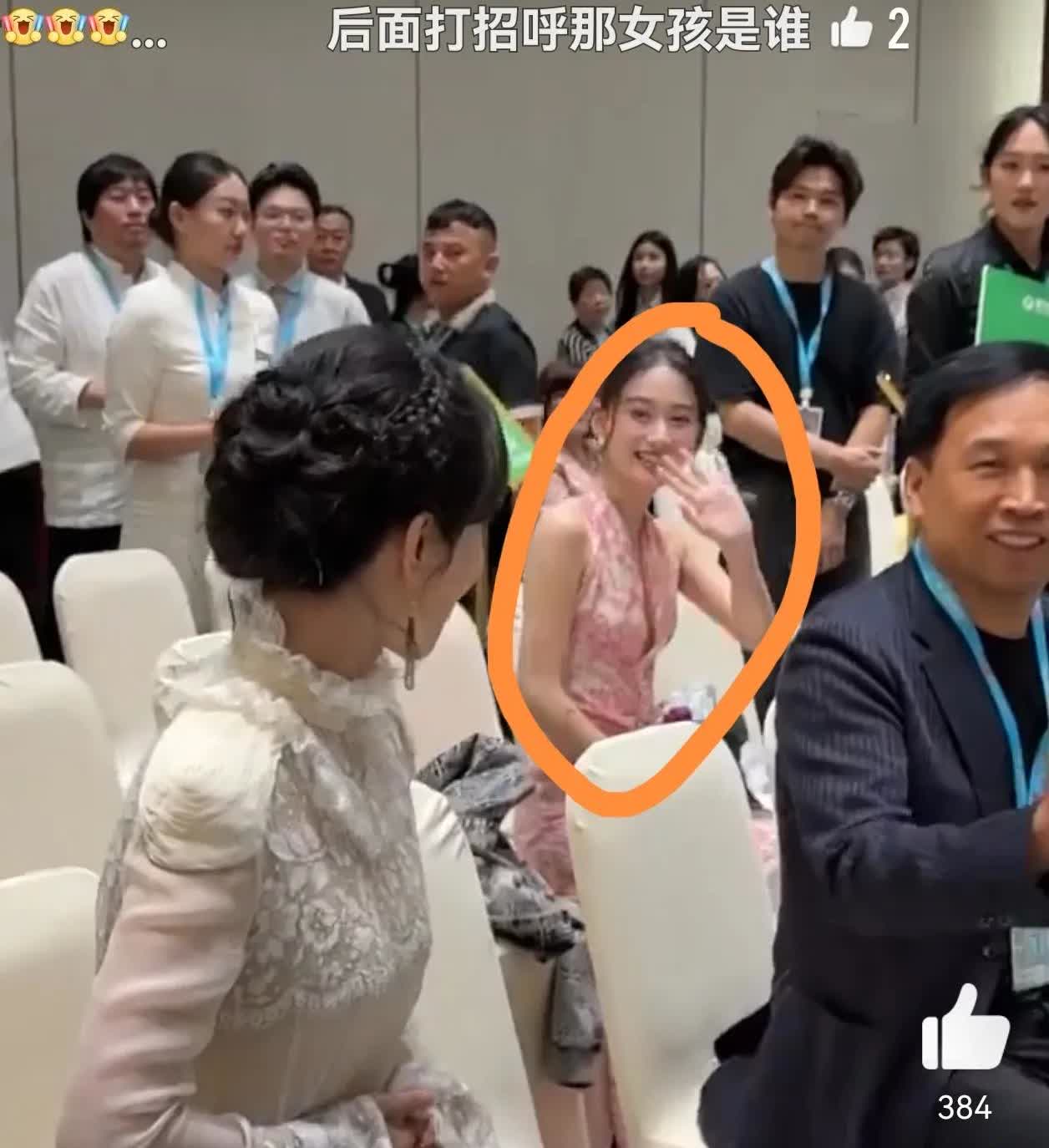 白玉兰电视节现场，
和杨紫打招呼的这个女孩是谁啊？
看着很眼熟，又一时想不起