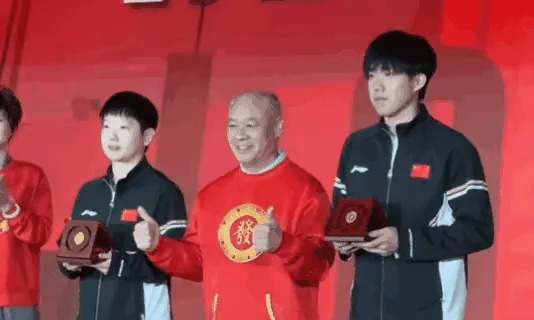 莎莎颁奖礼教科书式站位











莎莎颁奖礼上站位火了！颁奖合影时莎
