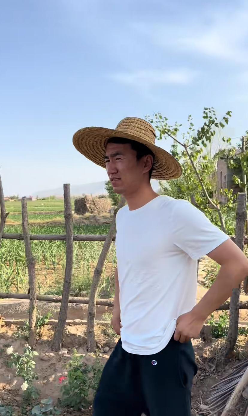 牧飒的视频很真实，拍出来年轻人对于农活的不熟悉，也拍出来了父母一辈对于土地和水的