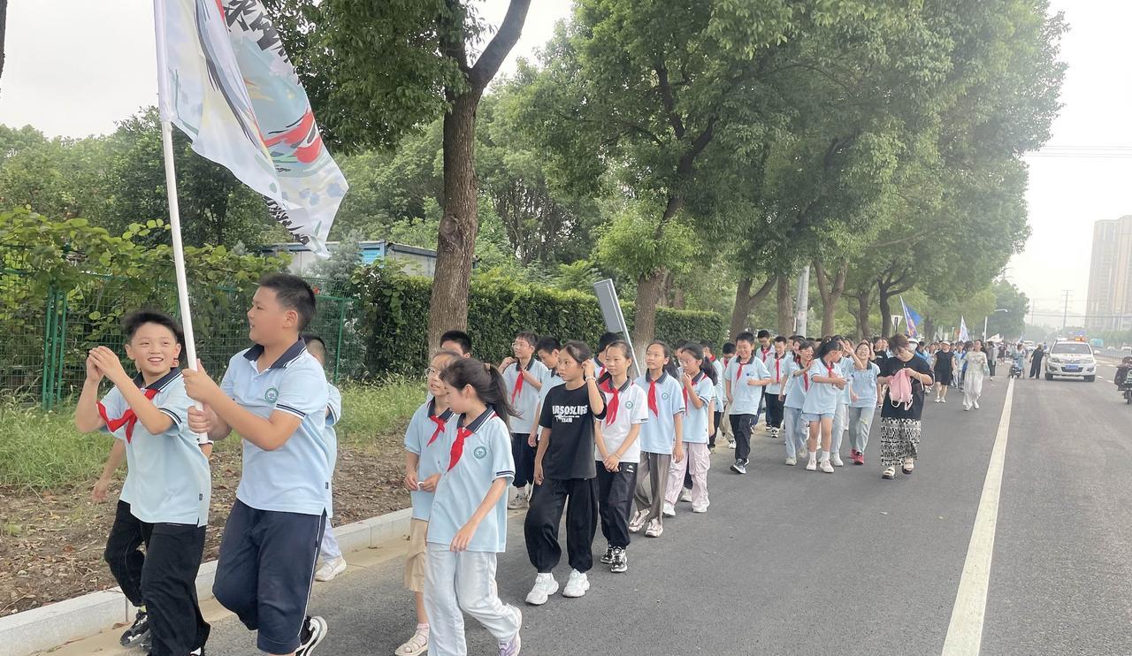 今天，陪伴着孩子们参加了“追寻红色足迹，毅行献礼国庆”徒步活动。在中共江阴县第一