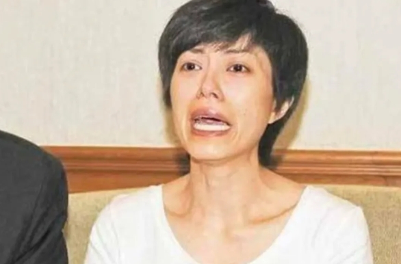 2009年，徐怀钰在公司的安排下，前去一家酒会献唱，没想到却是陪酒，惊慌失措的徐