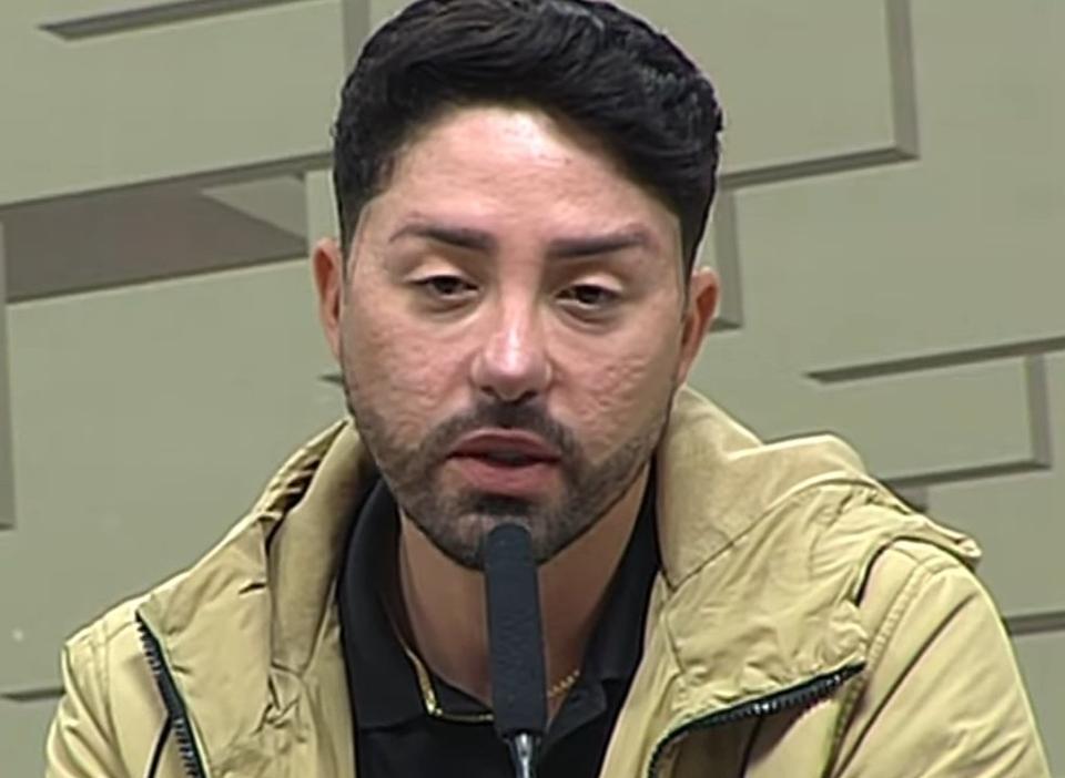 巴西男歌手Rico Melquiades登上电视直播，没了滤镜美颜，形象差别巨大