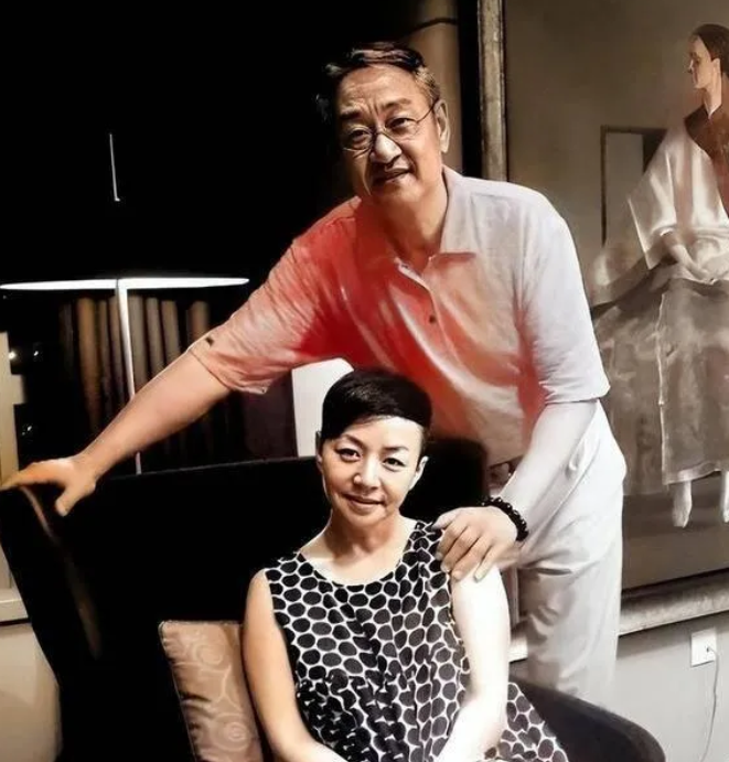 宋丹丹之子巴图晒出全家福，两个儿子“宋一鸣、宋一宵”随奶奶宋丹丹之姓，姓宋。
