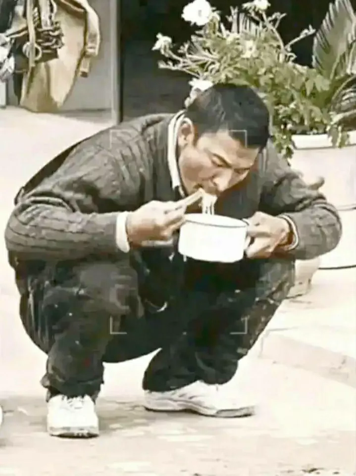 2015年，刘德华在拍摄《失孤》时，蹲在地上吃饭。一个明星耍大牌：“这盒饭是人吃
