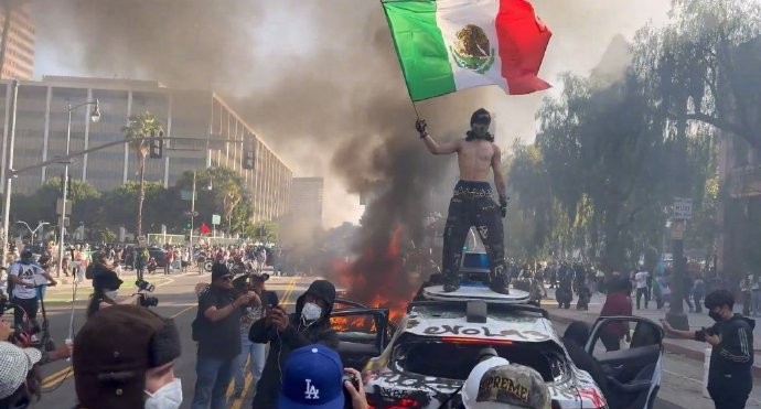 一边是洛杉矶爆发大规模抗议，无论是墨西哥人还是其他南美、中东的移民，全都走上街头
