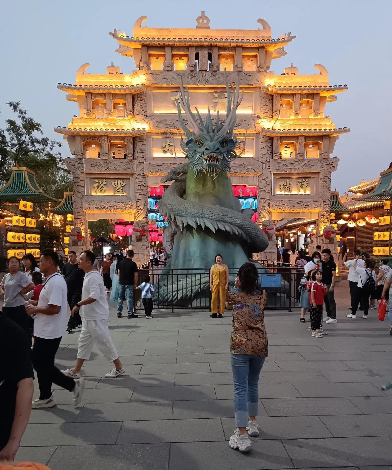#用实况照片分享美景#
走进东平县的大宋不夜城，那夜景实在是迷人，在闪烁的灯光下