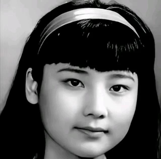 美丽的何赛飞，自五岁那年父母离异后她就在缺母爱中独立坚强地长大。好在命运给她一个