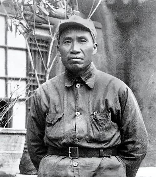 1929年，朱德和妻子正在吃饭，突然，敌军踹门而入：“抓住朱德！”妻子灵机一动，