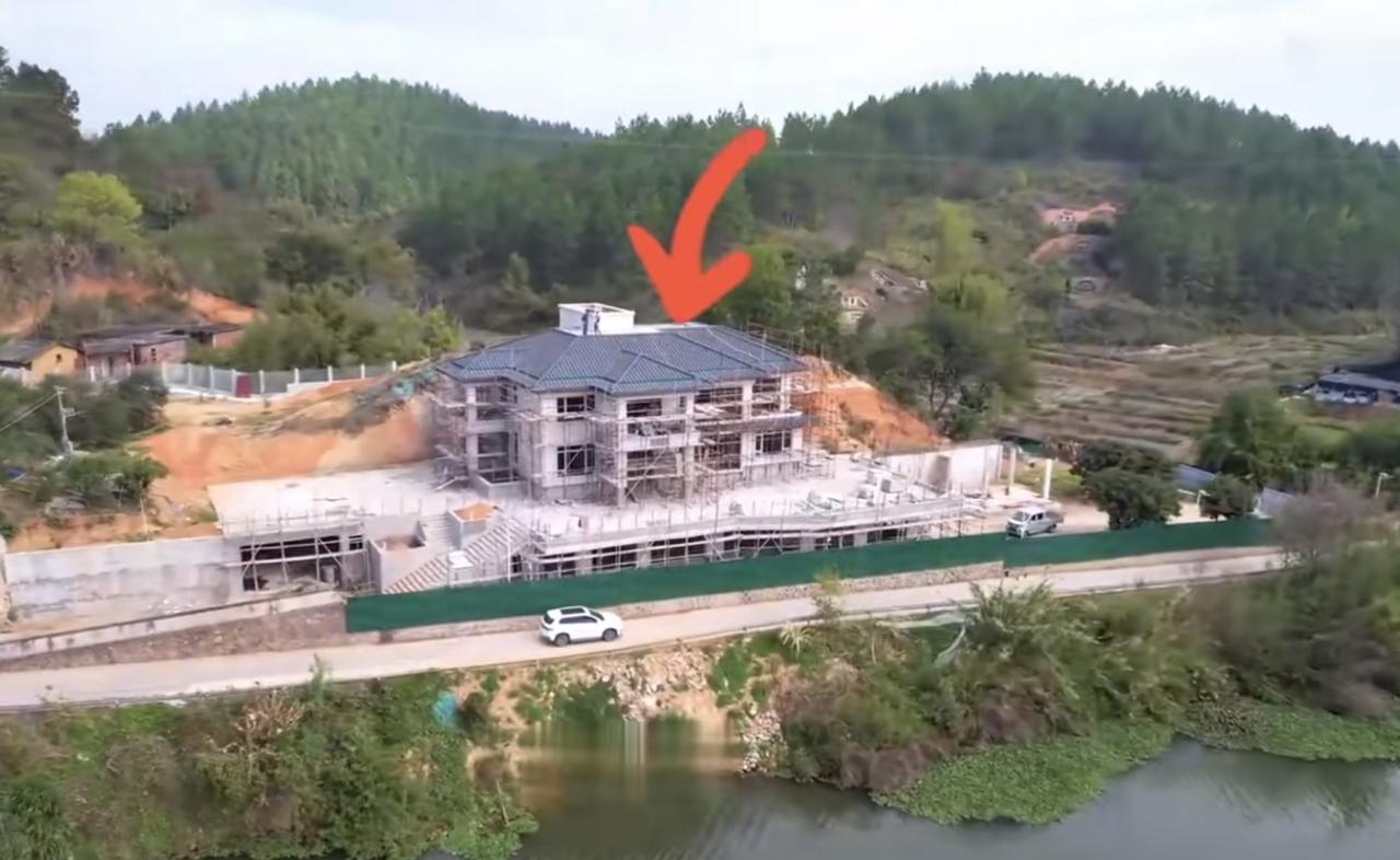 人有钱就是不同，建房随心所欲[发怒][发怒]
非要在河边挖山建房，
还说房子背山