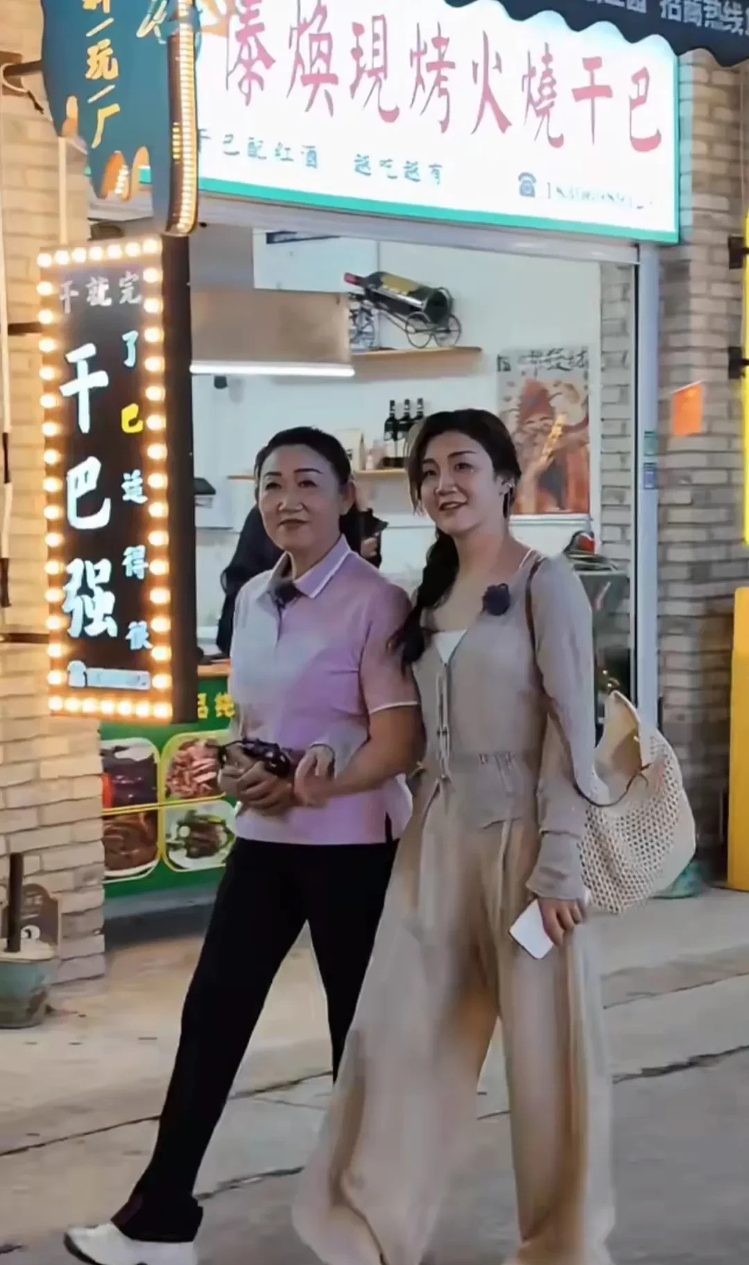 陈梦和妈妈云南录制综艺











陈梦和她妈妈去云南玩啦！她们居然穿