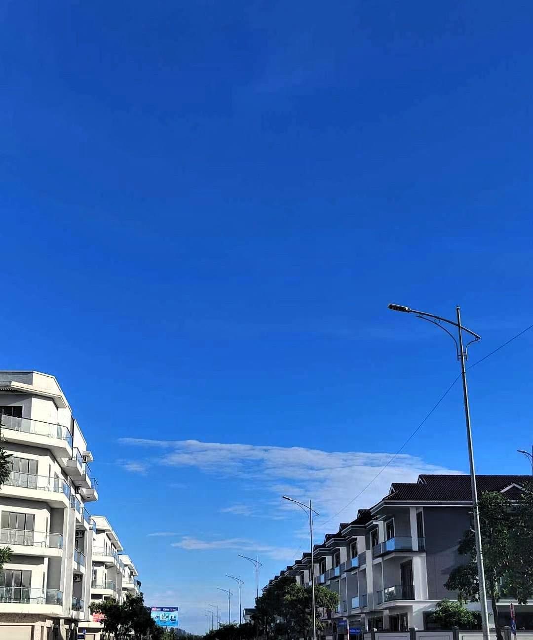 2025.6.14 晴天[太阳]
生活得是五颜六色的，
但可不能乱七八糟。
——