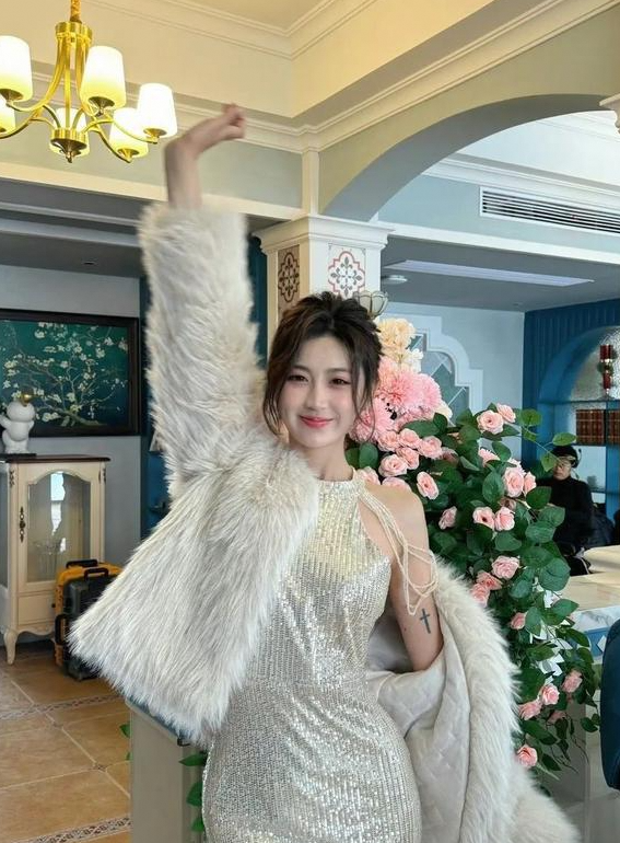 杨珊子拍戏遇极端天气：胳膊被砸美瞳冲掉，剧组已送医