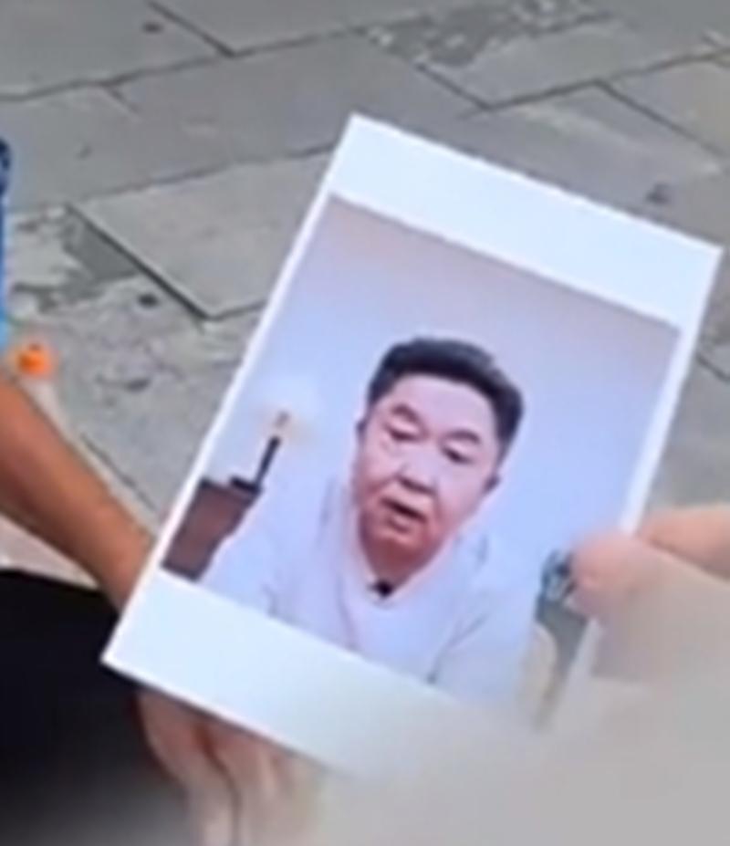 拿着于谦的照片，给于谦看面相，会发生什么呢？有博主拿着于谦的照片，在地摊找到一个