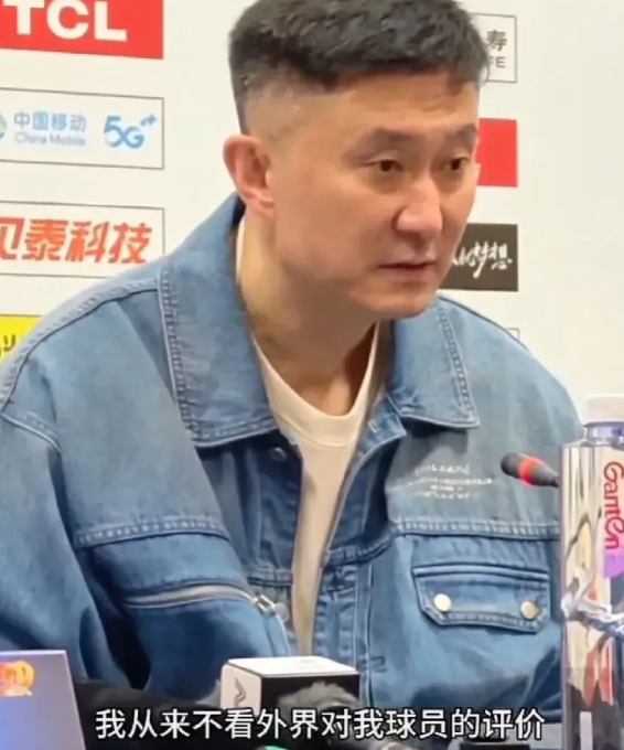胡明轩的黑粉们白高兴了！
胡明轩在附加赛打出MVP的表现后，杜锋在采访时被问到一