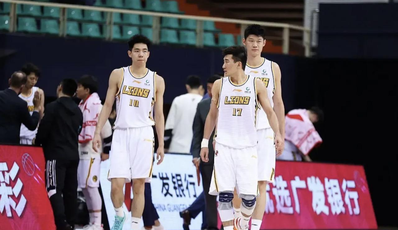 广东今年支持谁呢？
2025年CBA季后赛四强名单刚出炉，广东宏远的老铁们集体破