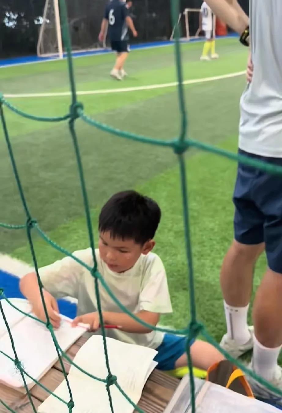 原来这就是南通孩子的暑假
在球场写作业的男孩应该就是南通娃娃们暑假的日常了。这也