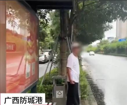 一名60岁的男子，看见一名女子，居然缓缓靠近她，然后掏出自己的下体...事发于广