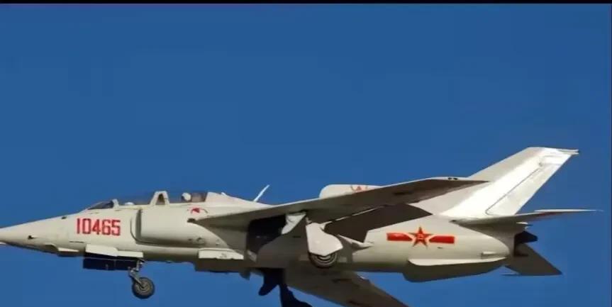 这是大名鼎鼎的强五强击机。强五是中国自主研制的单座双发超音速强击机，由南昌飞机制