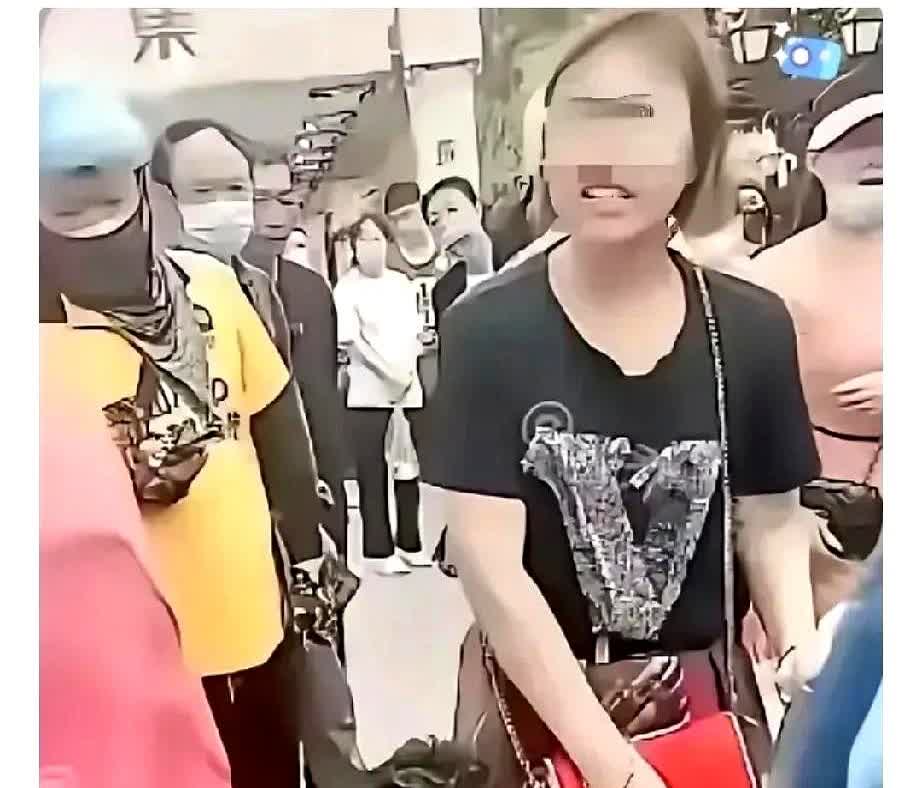 29岁海归女在网上征婚，曾在英国留学工作六年，期间与一名40多岁英籍男子交往并怀