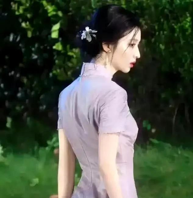 #万能生活指南#
王楚然穿起旗袍来，简直就是为这一身服饰而生的！
贴合的剪裁勾勒