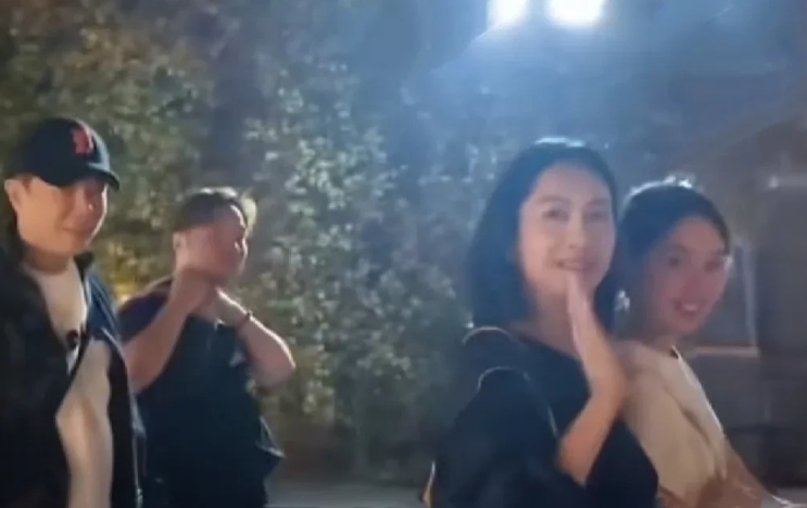 近日，最美紫霞仙子朱茵和丈夫、女儿现身Coldplay演唱会散场后，网友认出紫霞