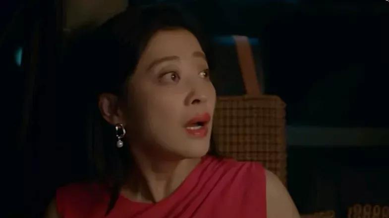 《我的后半生》第31集预告！
丽娜撞见沈黛夜会男友。李黑豹找到害死张亚力的仇人唐