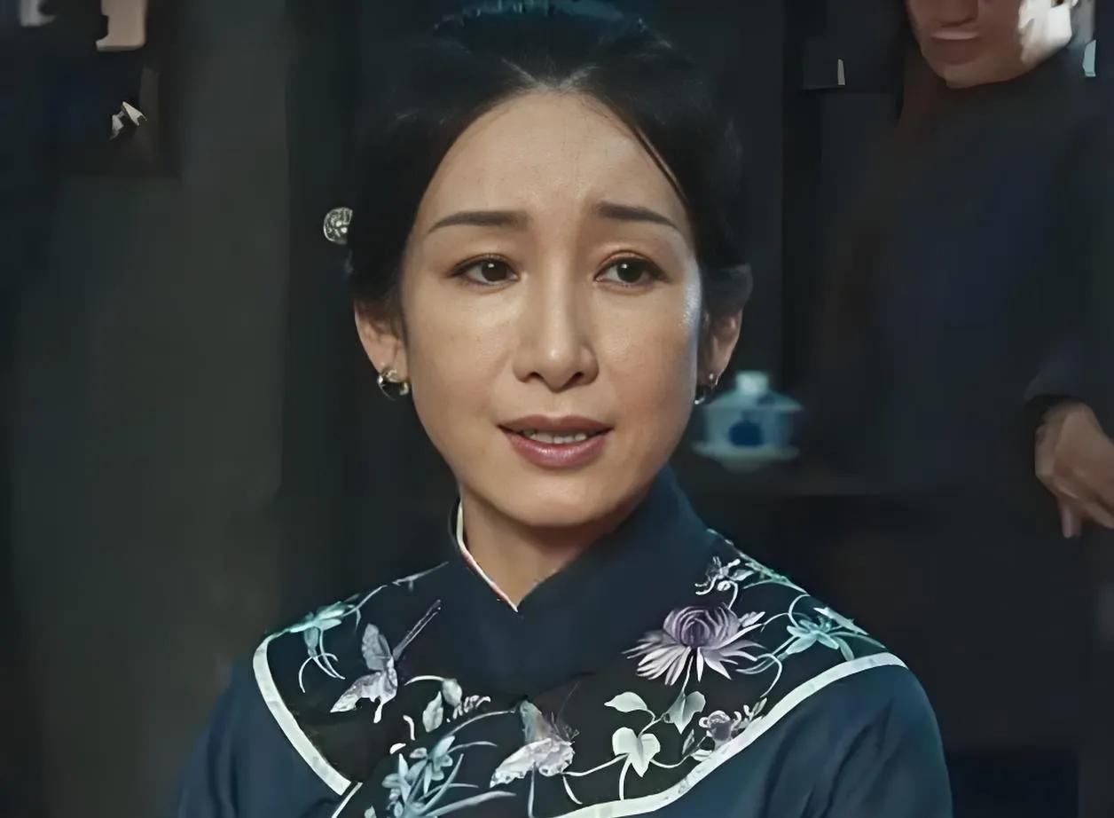 《生万物》中，“当家主母”看似手握家族大权，实则是重重枷锁。她们被困于宅院，在规