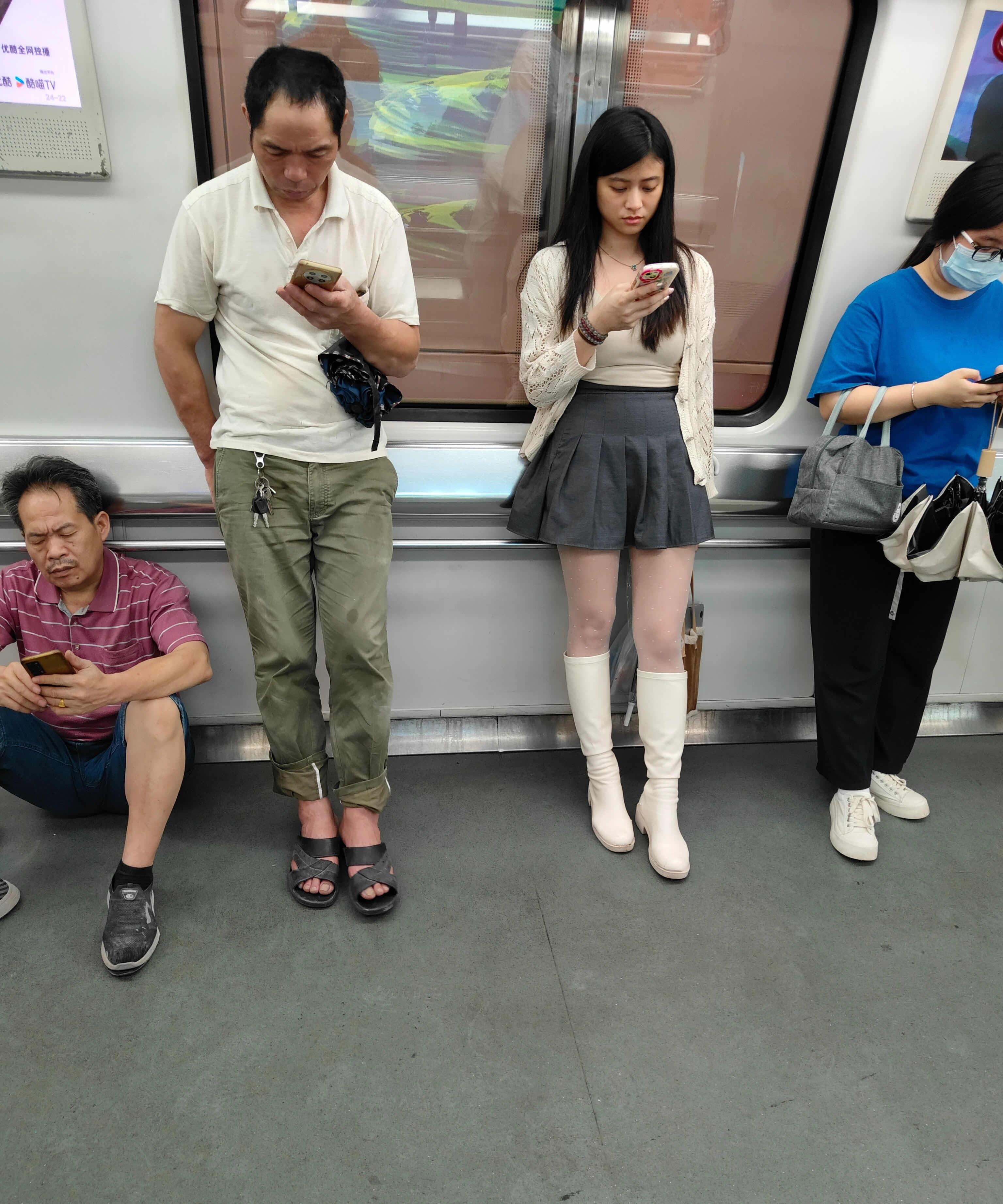 姐姐魅力不够吗？他们看都不看一眼。