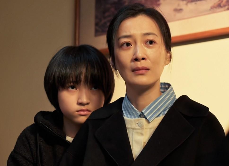 乔振兴的妻子女儿遭受不公平对待《以法之名》中，乔振兴死后，他的妻子周梅被学校辞退