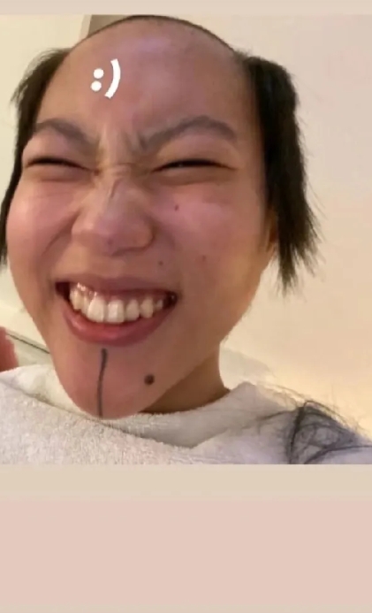 窦靖童再这样下去，估计要赶上老爹窦唯了。好歹你也是王菲的女儿，你可收敛点吧！你要