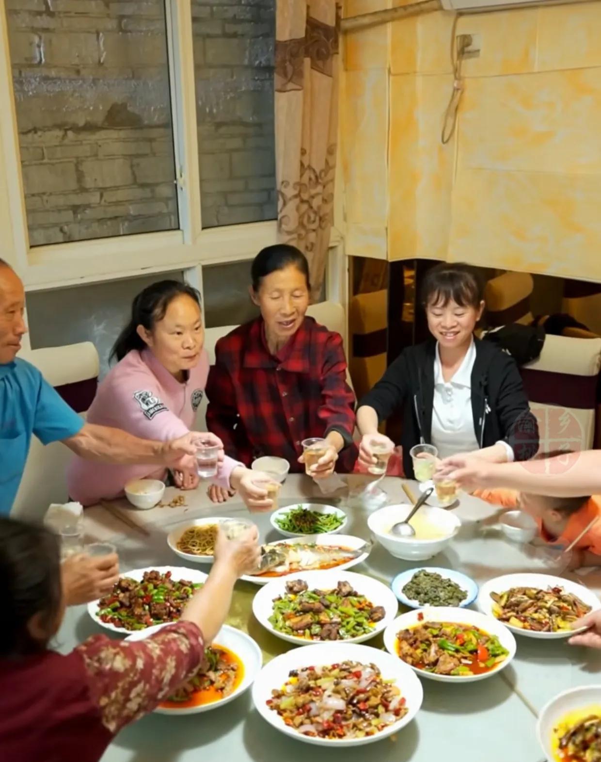 渝乡桃子老婆外婆70岁生日，我对这一点很好奇！



端午节那天，是渝乡桃子丈母