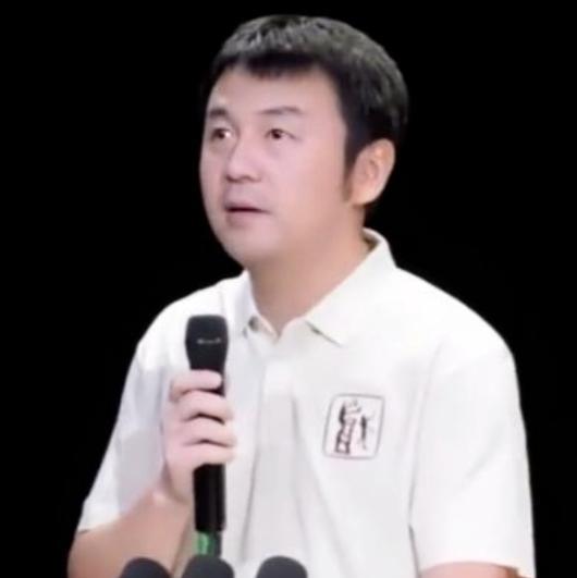 9月15日，在上海戏剧学院2025级学生开学典礼上，雷佳音作为校友代表发言时透露