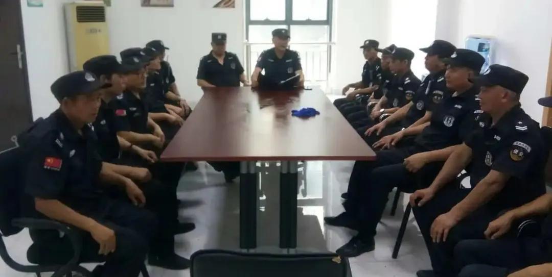 为什么很多人都争着想当保安班长呢？当一个小小的保安班长到底有什么好处？
既然大家