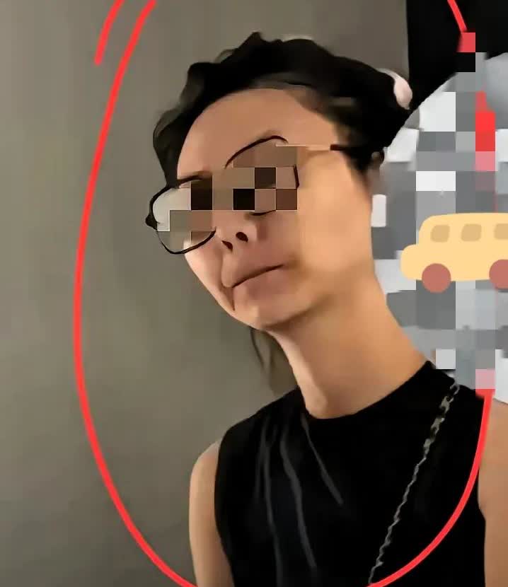 家人们，大无语事件又发生了！最近刷到个视频，一个女子旅游时去理发店洗头，店员垫毛