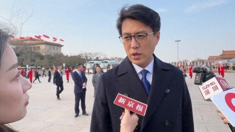 靳东参加两会，被记者怼脸实拍，眼纹深、白发多