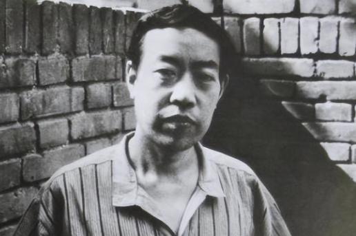 44岁贾平凹娶17岁护士，洞房夜提要求，新娘泪如雨下。



1996年秋，古都