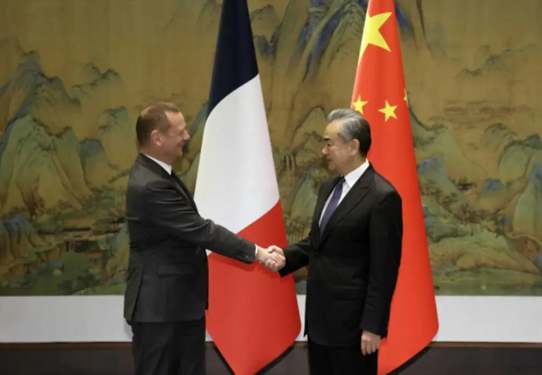 王毅同法国总统外事顾问通电话，就乌克兰问题阐明中方态度

王毅外长应约与法国总统