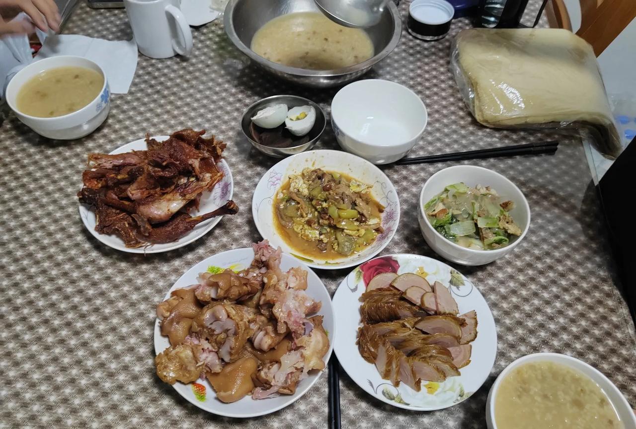去给老妈送饭之前，老婆问我，今天下午咱们吃什么？我说，没吃过烧烤，吃烧烤去吧！也