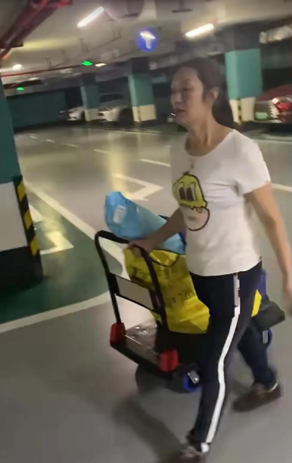 不得不说，谢浩男妈妈是一位很坚强的女人。
离婚后，各自安好。靠自己的劳动养活女儿