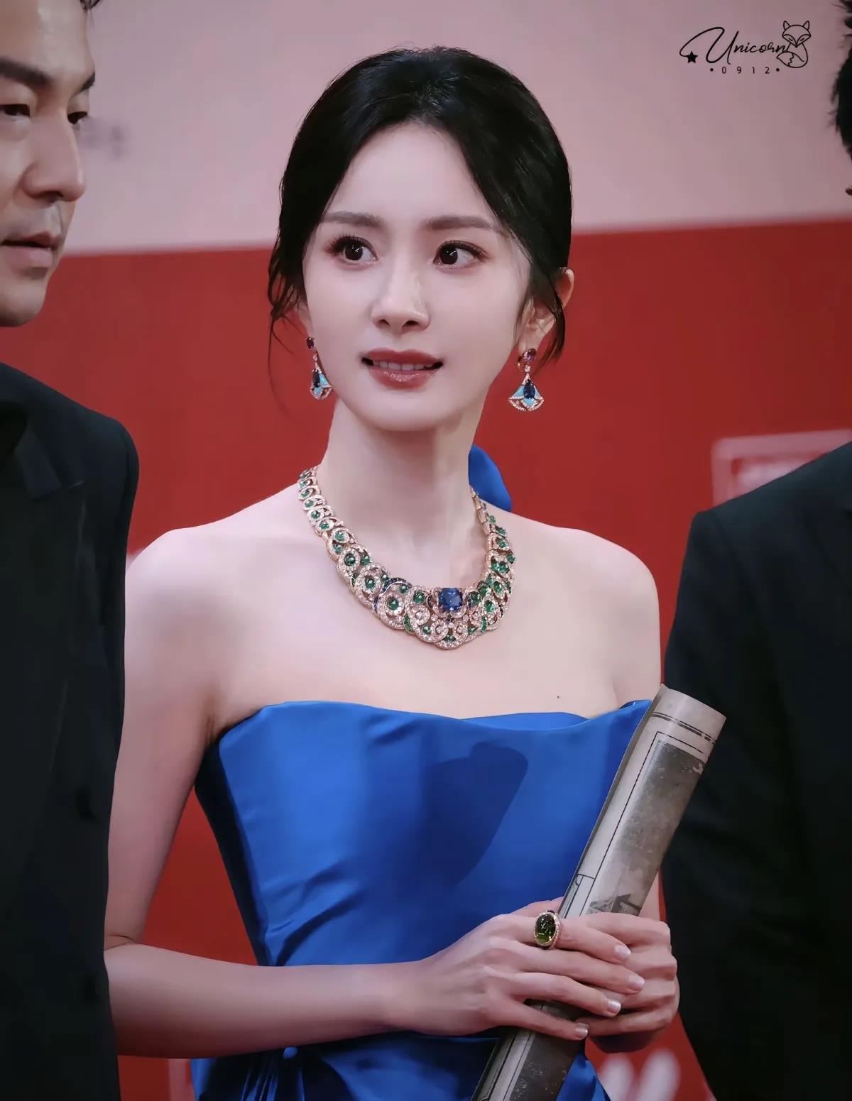 穿顶级高定夏帕瑞丽，戴顶级高珠宝格丽！杨幂还是太权威啦这套礼服真的好好看，华丽典
