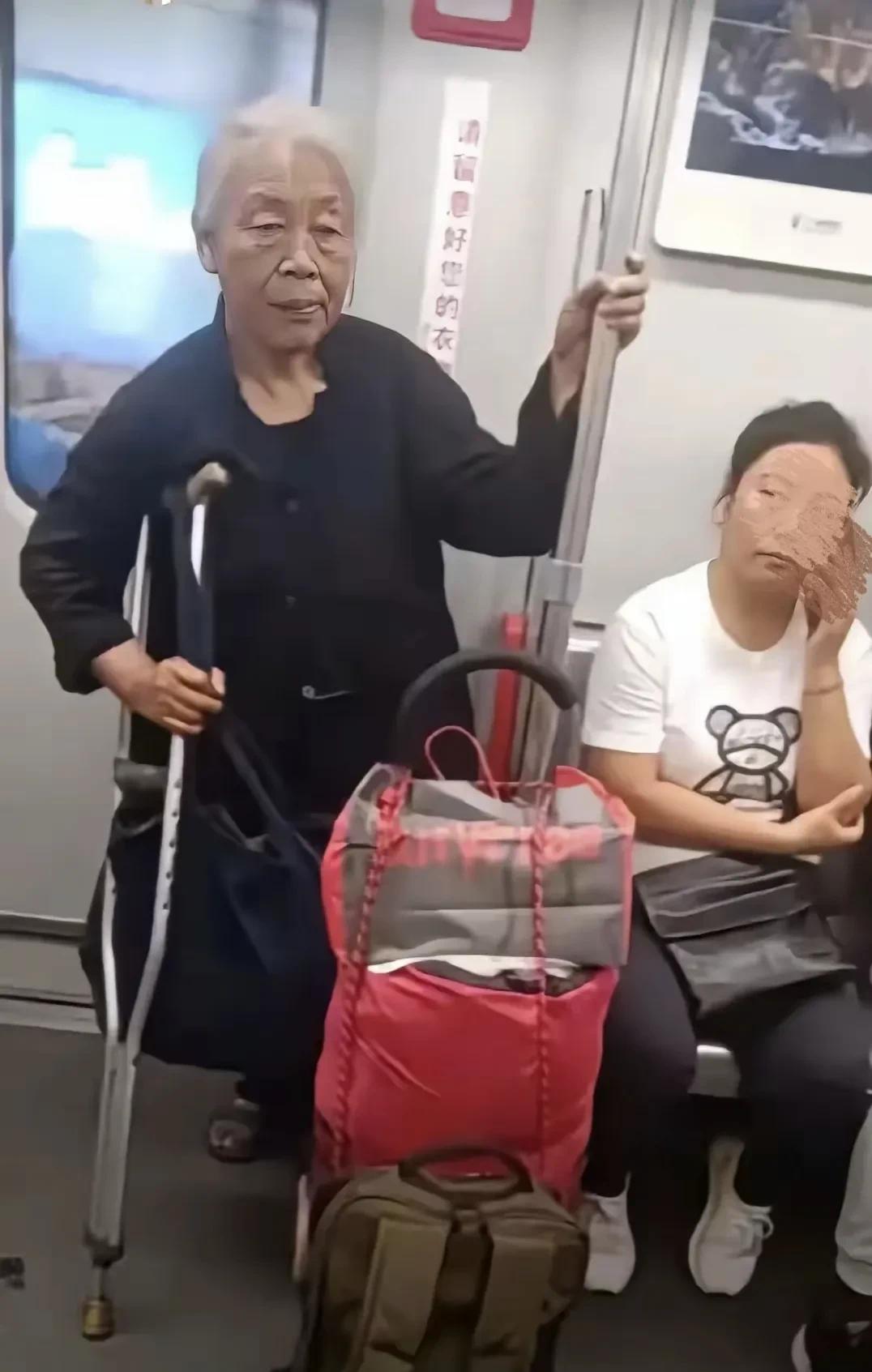 拄着拐杖的奶奶站着！年轻人坐着，怎能如此冷漠？



春暖花开的午后，一辆公交车