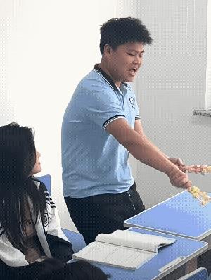 这应该是网红摄影基地，而不是学校吧！[捂脸]
