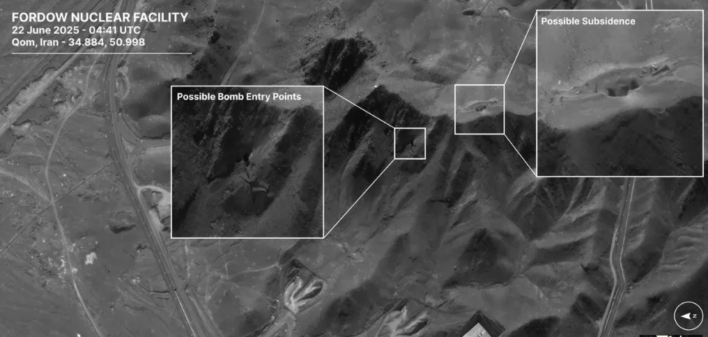 美国真没炸成功。西方的卫星图出来了:2颗巨型炸弹炸山上了，根本无法深入到地下90