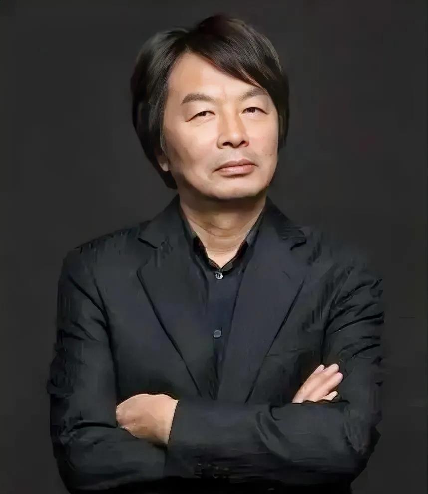 北大才子刘震云说：
“想要不被别人拿捏，就要牢记一句话：和别人冲突时，只说你，不