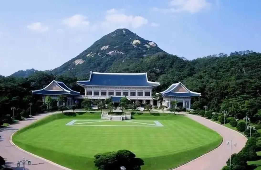 韩国的青瓦台建筑风格像个坟圈！
青色的瓦片靠山而建，左右两边的房子像是坟圈的扶手
