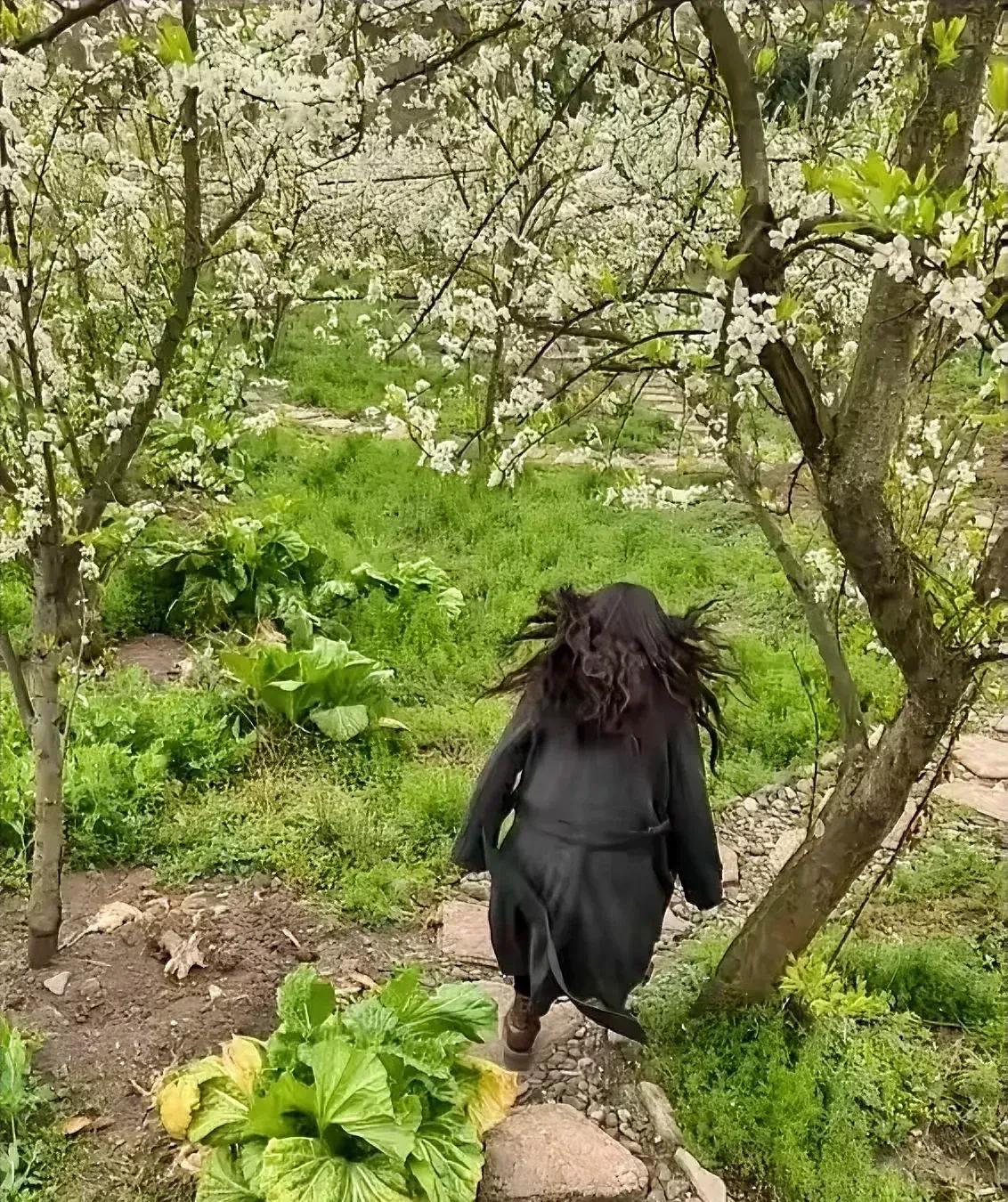 早上在净月潭公园给妻子拍的照片
现在已经不理我了
怎么办？#女朋友拍照# #拍照