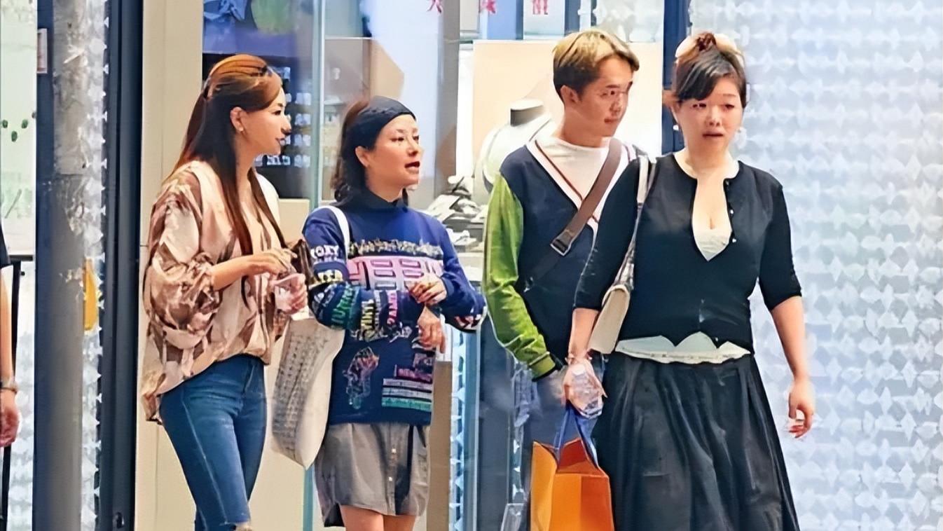 他绰号“现代韦小宝”，近日罕见携伴侣公开露面，生活方式有争议