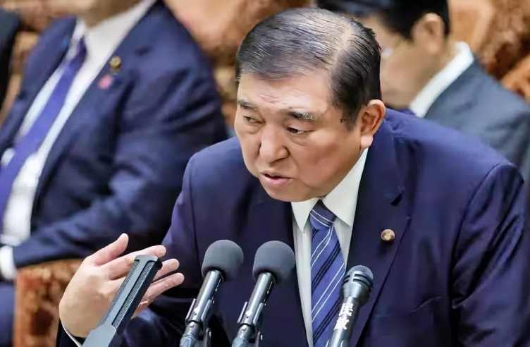 日本否认向美国低头
面对即将进行的谈判，日本首相石破茂否认向美国全面低头，他表示
