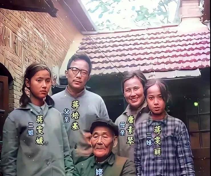 蒋雯丽有点像混血，今天看到蒋雯丽的全家福，他二姐更像外国人，比蒋雯丽还漂亮！
蒋