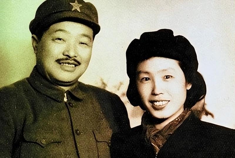 42年贺龙迎娶小20岁女学生，毛主席看了一眼贺龙头顶，开了个玩笑
贺龙已经单身多